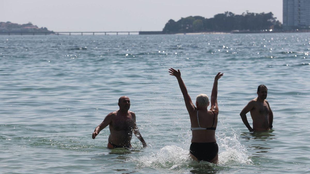 Tres bañistas disfrutan del tiempo de descanso en la playa. | Alba Villar