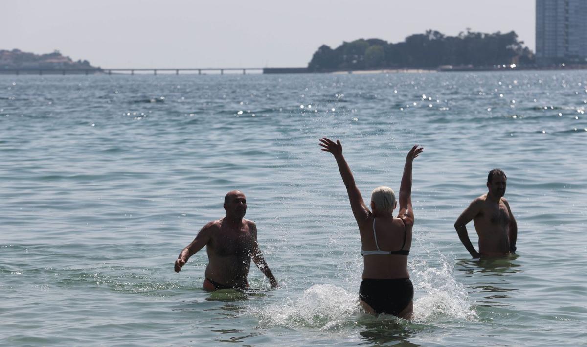 Tres bañistas disfrutan del tiempo de descanso en la playa. |  Alba Villar