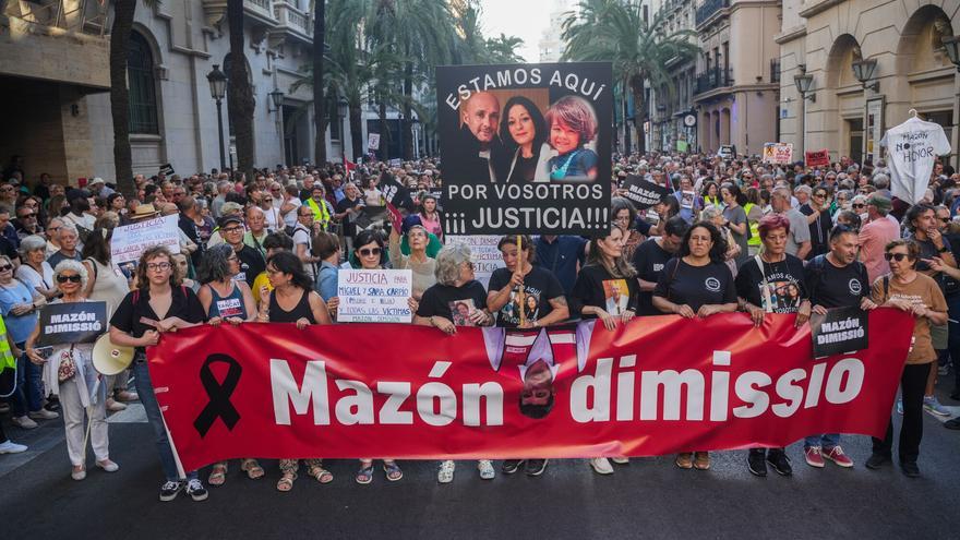 Una multitudinaria marcha cargada de emoción pide la dimisión de Mazón siete meses tras la dana