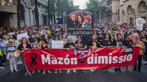 Decenas de personas durante una manifestación para pedir la dimisión de Mazón, a 29 de mayo de 2025, en Valencia, Comunidad Valenciana (España). Esta manifestación que ha salido desde la plaza del ayuntamiento, ha sido convocada por la plataforma ciudadana Mazón Dimissió. El motivo principal es exigir la dimisión del president de la Generalitat, Carlos Mazón, por su gestión de la DANA del 29 de octubre de 2024, que dejó más de 200 víctimas mortales y miles de afectados. La protesta también reclama justicia, reparación y dignidad para las víctimas, y denuncia la falta de responsabilidad política y la mala gestión del Consell tras la catástrofe. Además, la movilización trata de servir también como homenaje a las personas fallecidas y busca visibilizar la situación de riesgo sufrida por la población trabajadora. La convocatoria cuenta con el apoyo de sindicatos, organizaciones sociales y asociaciones de afectados, y se enmarca como el colofón de una jornada intensiva de huelga en la capital valenciana. 29 MAYO 2025;MANIFESTACIÓN;DANA;DIMISIÓN;MAZÓN;GESTIÓN;PROTESTA;HUELGA;HUELGA GENERAL; Jorge Gil / Europa Press 29/05/2025. Jorge Gil;