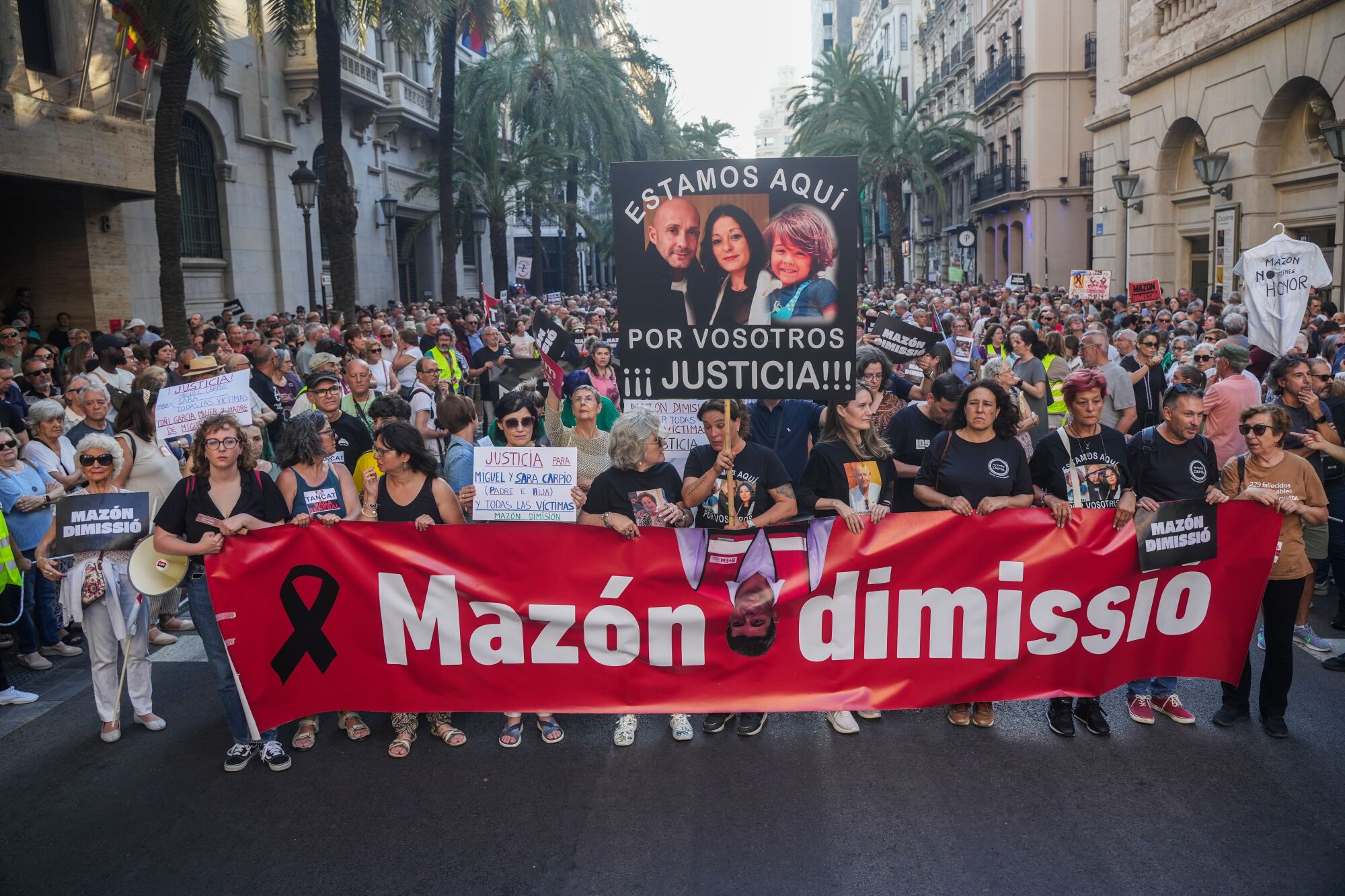 Decenas de personas durante una manifestación para pedir la dimisión de Mazón, a 29 de mayo de 2025, en Valencia, Comunidad Valenciana (España). Esta manifestación que ha salido desde la plaza del ayuntamiento, ha sido convocada por la plataforma ciudadana &quot;Mazón Dimissió&quot;. El motivo principal es exigir la dimisión del president de la Generalitat, Carlos Mazón, por su gestión de la DANA del 29 de octubre de 2024, que dejó más de 200 víctimas mortales y miles de afectados. La protesta también reclama justicia, reparación y dignidad para las víctimas, y denuncia la falta de responsabilidad política y la mala gestión del Consell tras la catástrofe. Además, la movilización trata de servir también como homenaje a las personas fallecidas y busca visibilizar la situación de riesgo sufrida por la población trabajadora. La convocatoria cuenta con el apoyo de sindicatos, organizaciones sociales y asociaciones de afectados, y se enmarca como el colofón de una jornada intensiva de huelga en la capital valenciana. 29 MAYO 2025;MANIFESTACIÓN;DANA;DIMISIÓN;MAZÓN;GESTIÓN;PROTESTA;HUELGA;HUELGA GENERAL; Jorge Gil / Europa Press 29/05/2025. Jorge Gil;