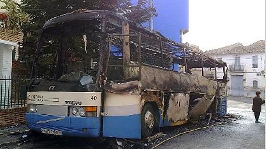 Arde un autobús cuando recogía pasajeros en la parada de Tuéjar