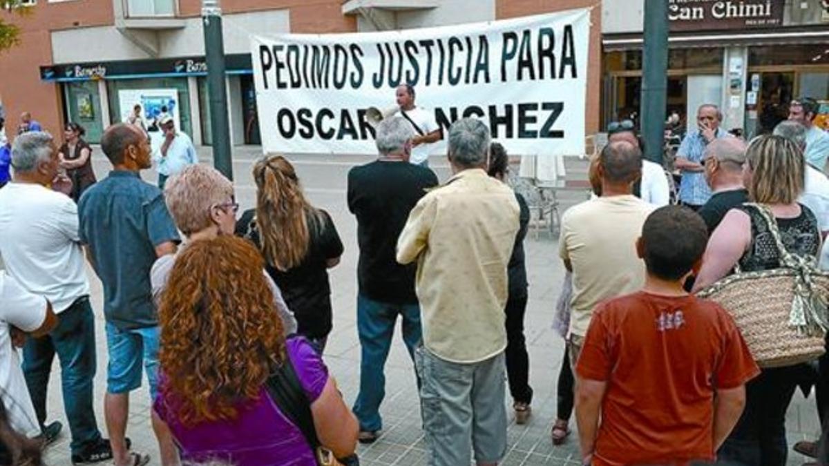 Concentración vecinal en Montgat en petición de justicia para Óscar Sánchez el pasado mayo.