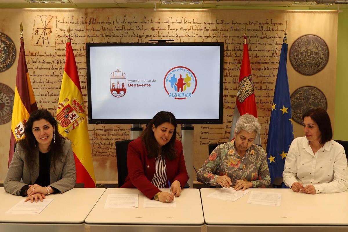 Un momento de la firma del convenio de colaboración entre el Ayuntamiento y AFA.