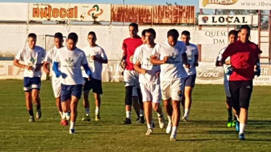 Los jugadores del Benavente, en su primer entrenamiento.