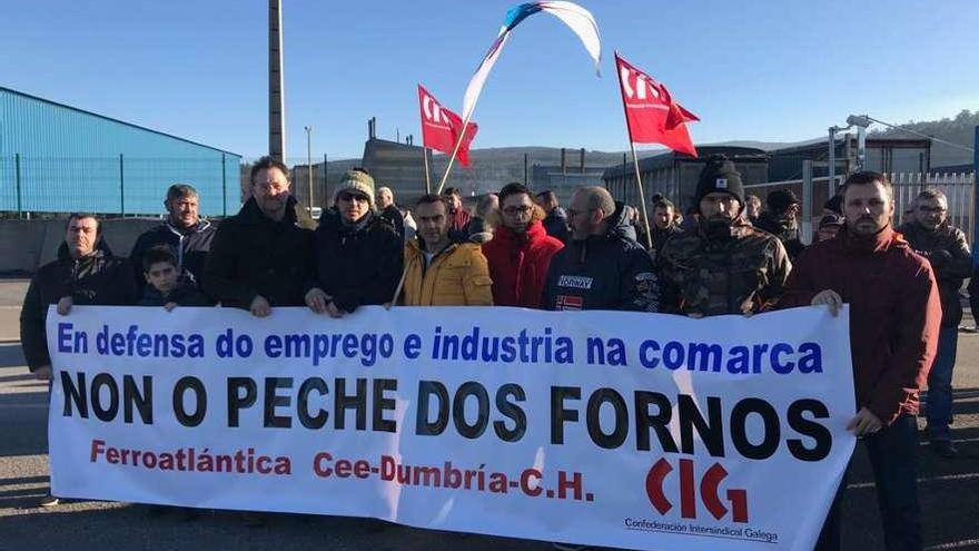 Concentración de trabajadores de Ferroatlántica, ayer en el puerto de Brens (Cee).