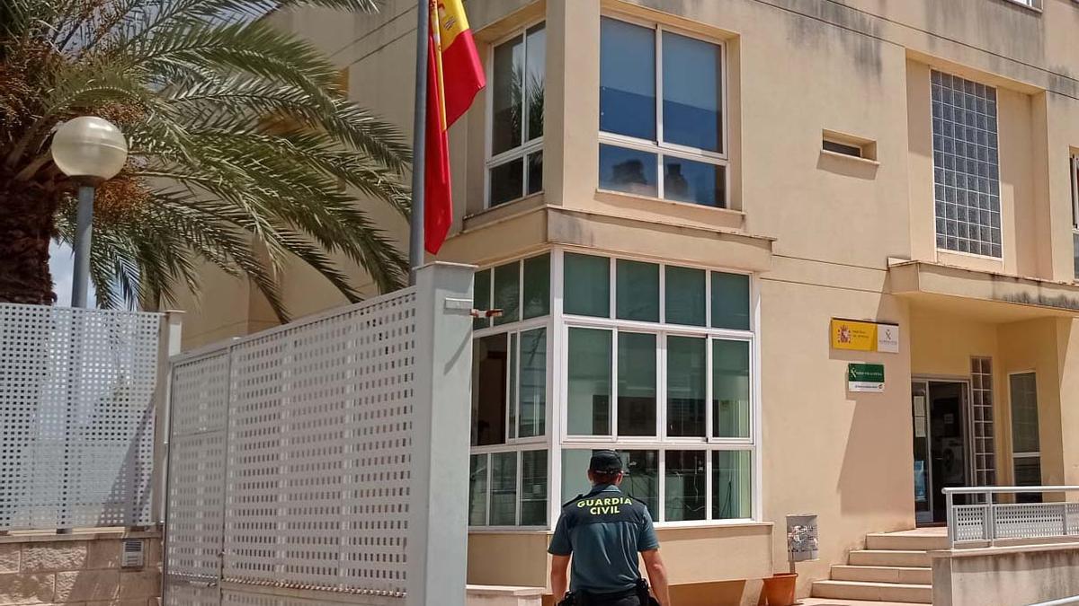 Un guardia civil, ante el cuartel de Inca.