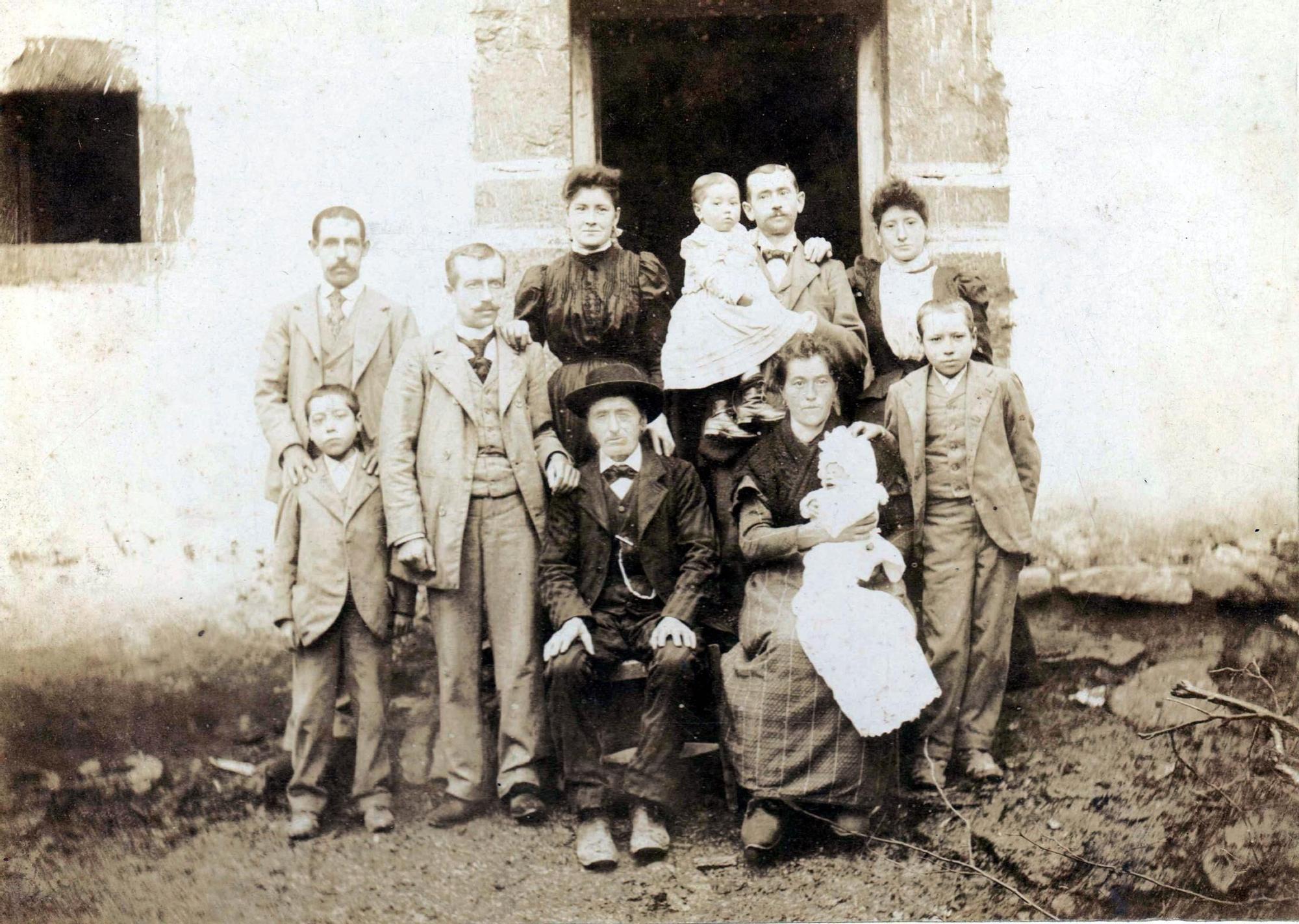 Emilio Alonso. Familia en Colunga, h. 1900.jpg