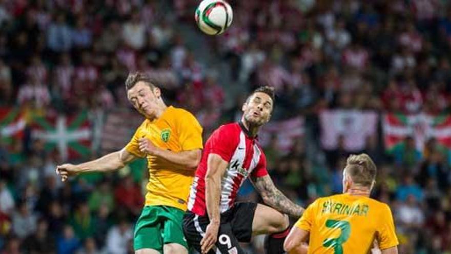 Sola pelea un balón con un jugador del Zilina.