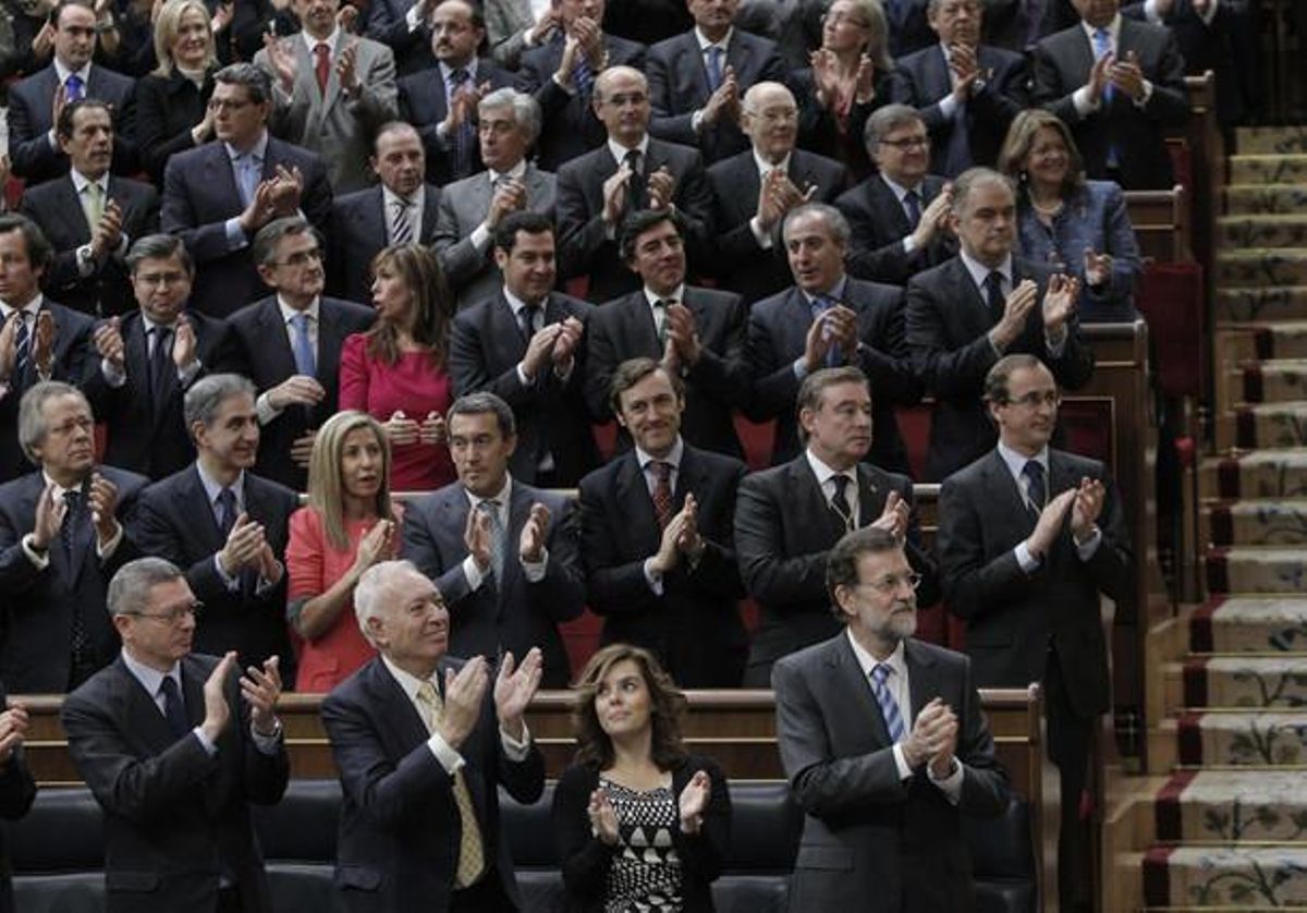 El president del Govern, Mariano Rajoy, els ministres i el seu grup parlamentari aplaudeixen els Reis i els prínceps d’Astúries a l’arribar al Congrés dels Diputats.