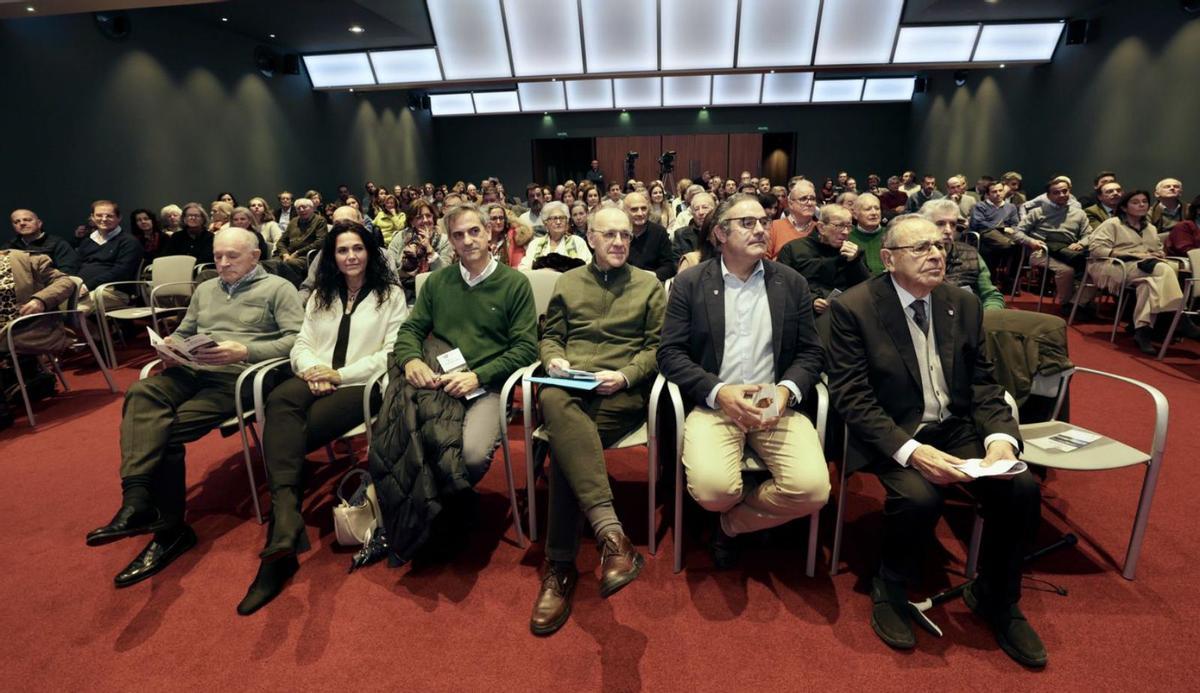 Público asistente, con el primer director del centro en la actual ubicación, a la derecha. | Irma Collín