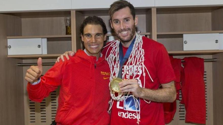 Rafel Nadal posa con Rudy Fernández, con el oro en el cuello, en el vestuario en Lille.