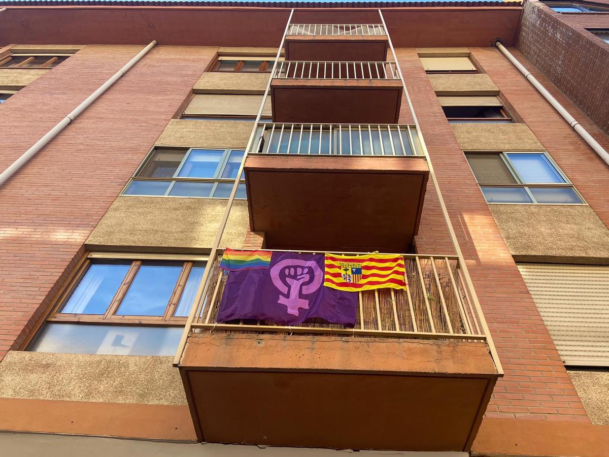 Un balcón del Actur con una bandera feminista, la LGTBI y la de Aragón.