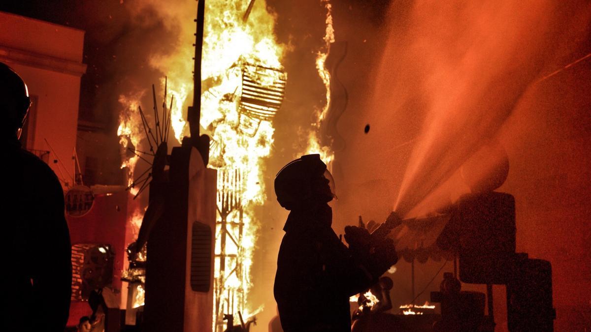 El fuego, las mascletás y las calles engalanadas llenan San Vicente de luz y color.