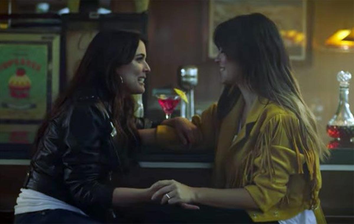 Adriana Ugarte y Vanesa Martín en una secuencia de 'De tus ojos'