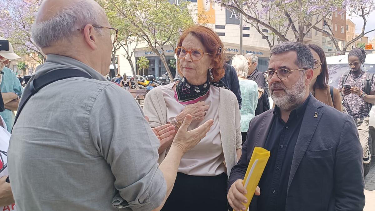 La Síndica, Ester Giménez-Salinas, y el adjunto a la Síndica, Jordi Sànchez, tras reunirse con los antiguos usuarios del albergue Can Bofí Vell de Badalona