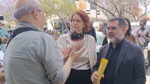 La Síndica, Ester Giménez-Salinas, y el adjunto a la Síndica, Jordi Sànchez, tras reunirse con los antiguos usuarios del albergue Can Bofí Vell de Badalona