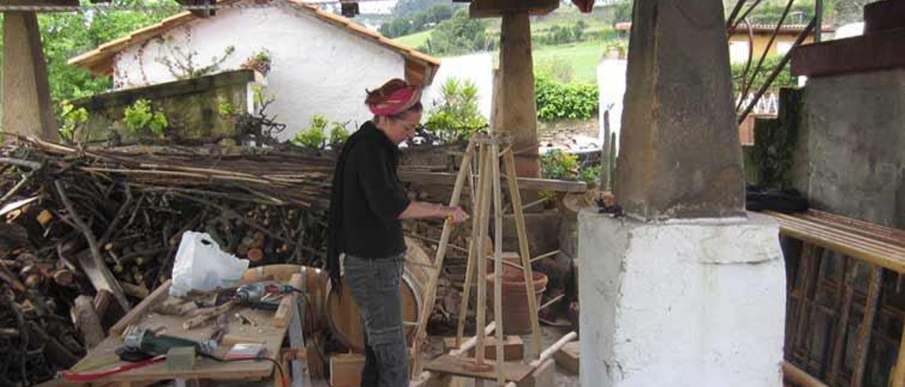 Virginia López, debajo de la panera de Casa Antonino.