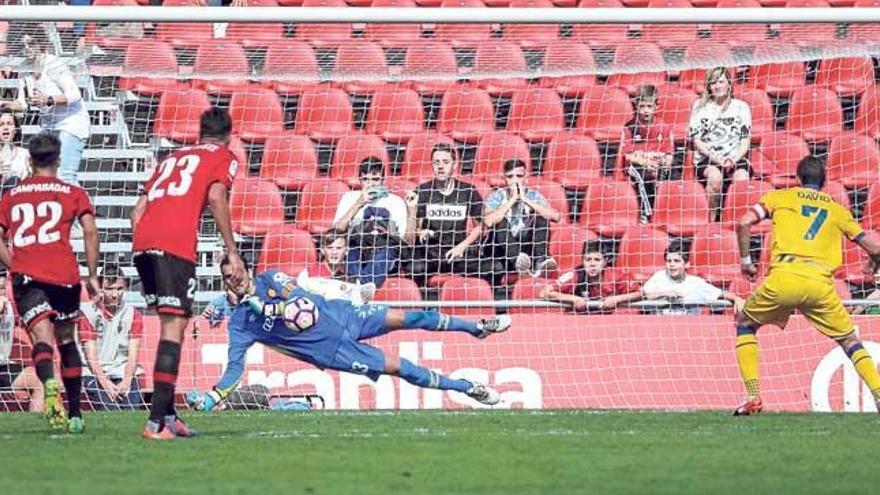 Jesús Cabrero, en el momento de detener el penalti a David Rodríguez.