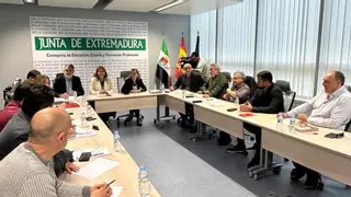 Educación se abre a estudiar la propuesta de los sindicatos para la subida salarial de 16.000 docentes