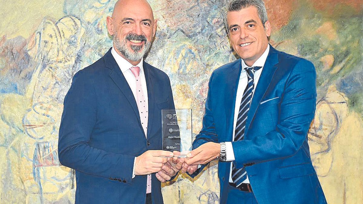 El rector, Joaquín Goyache, recoge el premio de manos de José Antonio Montero, director territorial de Cajamar en Madrid