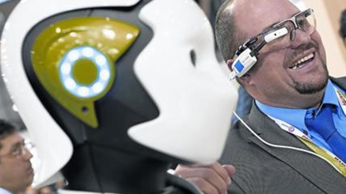 Un robot con un hombre que lleva unas gafas de realidad aumentada.