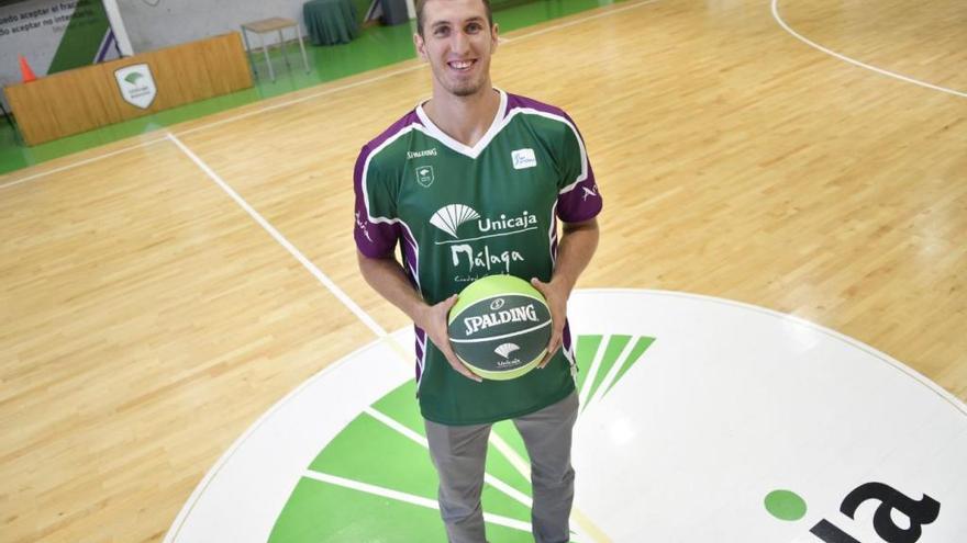 Rubén Guerrero posó en Los Guindos tras firmar su contrato por dos temporadas con el Unicaja, el club donde se formó.