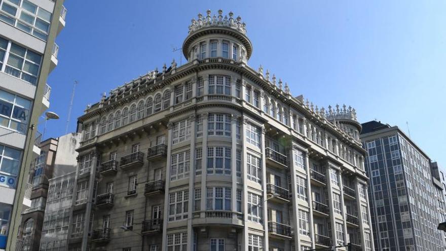 El edificio, que da a las calles Payo Gómez y Teresa Herrera y a la plaza de Pontevedra.