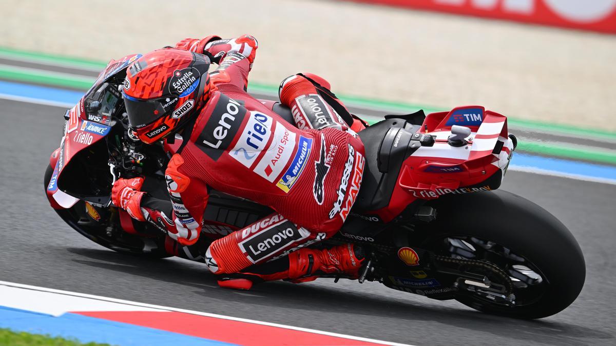 Marc Márquez, el más rápido de los libres pese a irse al suelo
