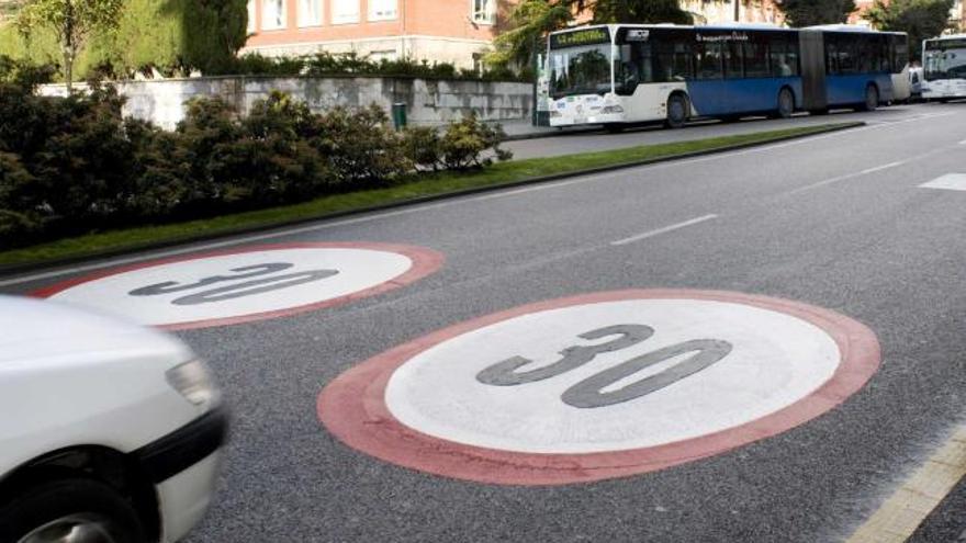La señalización con el límite de 30 kilómetros por hora en la calle Calvo Sotelo de Oviedo.
