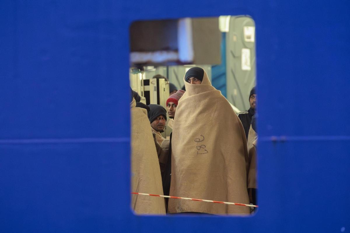 El Geo Barents con 336 inmigrantes rescatados a bordo llega al puerto de Rávena (Italia)