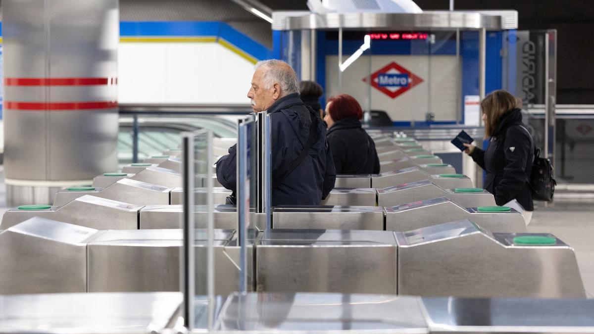 Varias personas en la estación de Metro de Móstoles Central, en Madrid.