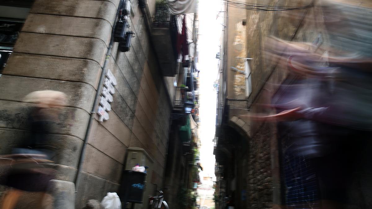 La leyenda negra del Hostal del Lliri infiere un aire misterioso a la callejuela Flor del Lliri de Barcelona