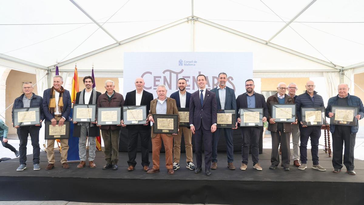 Representantes políticos insulares y municipales, en el acto de este sábado