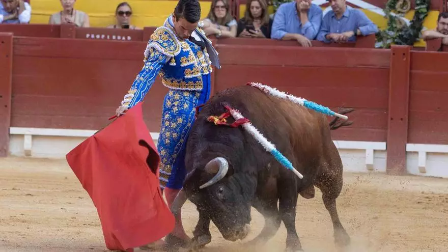 Así ha sido la faena de Manzanares que ha emocionado al público en la Feria de Hogueras de Alicante 2025