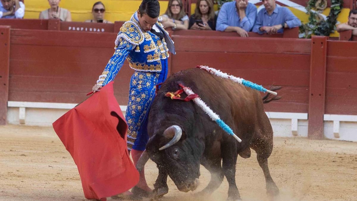 Así ha sido la faena de Manzanares que ha emocionado al público en la Feria de Hogueras de Alicante 2025