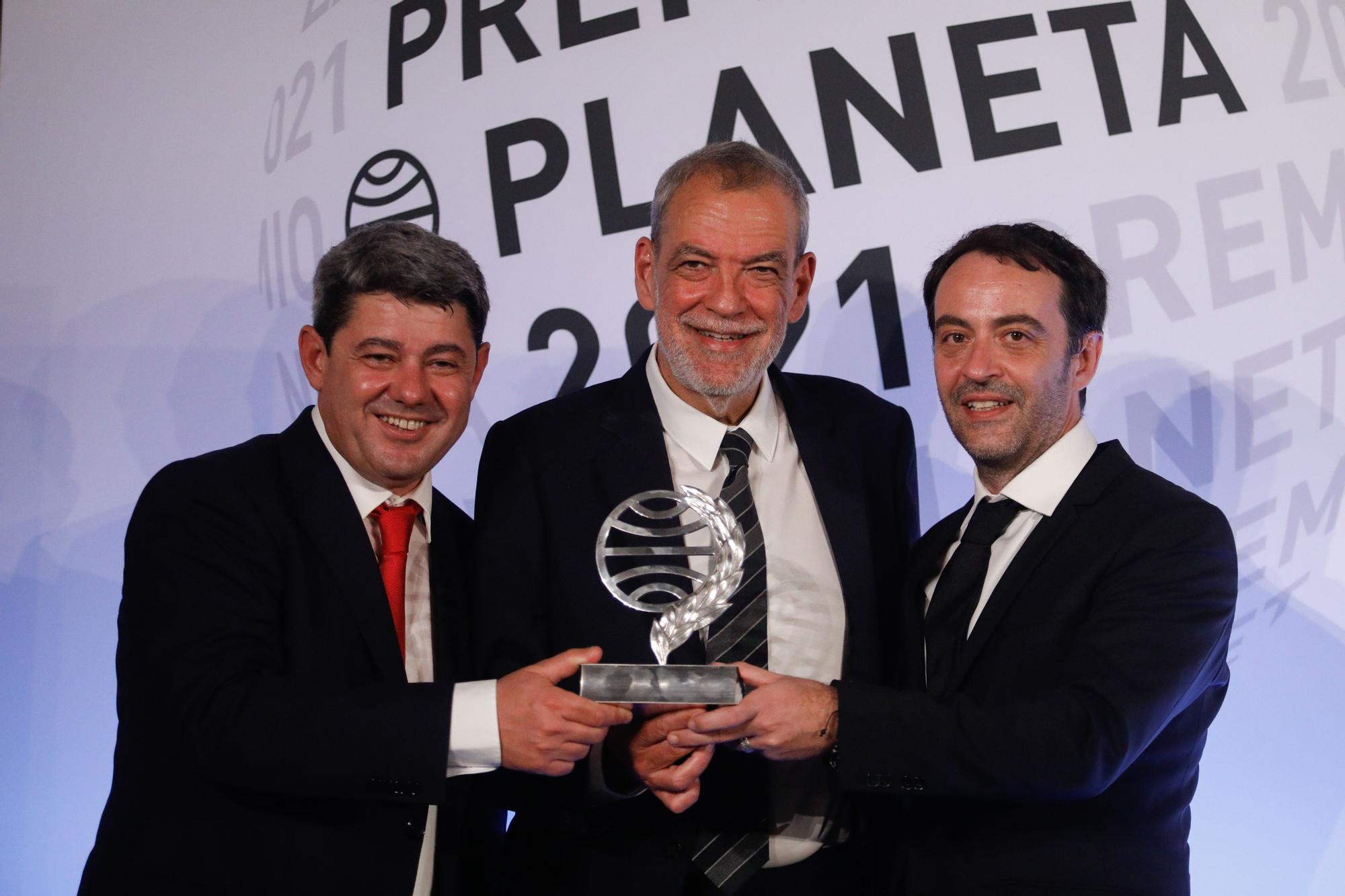 'Los Carmen Mola' con el Premio Planeta de Novela en la rueda de prensa posterior a la entrega del galardón.