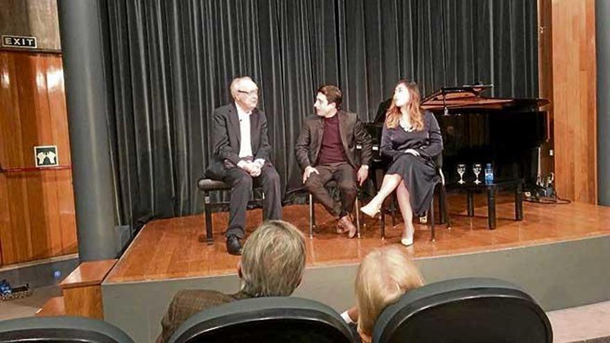 El pianista Alfred Brendel (i) realizó breves interpretaciones durante su conferencia del miércoles.