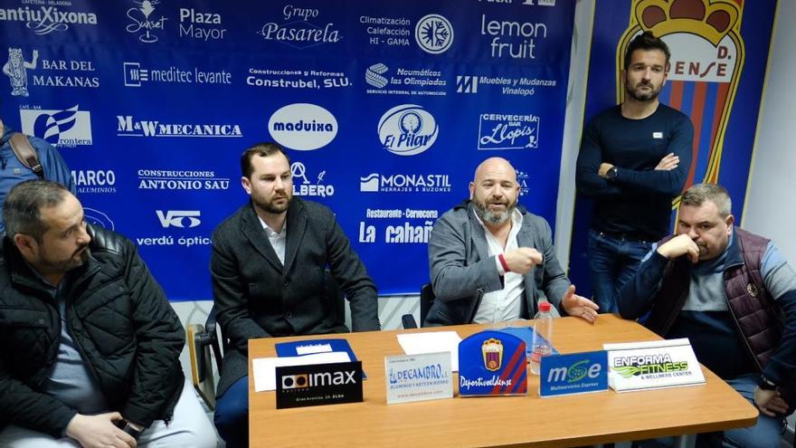 La directiva del Eldense durante la última asamblea.