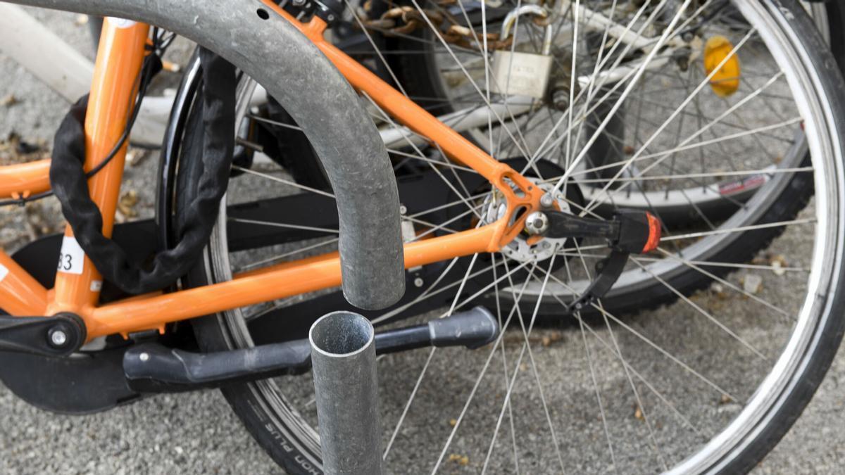 Barcelona 30.09.2019 Barcelona En la Barcelona del 'robo' en la calle permanente, la inagotable imaginación del ladrón de bicicletas. Fotografía de Jordi Cotrina