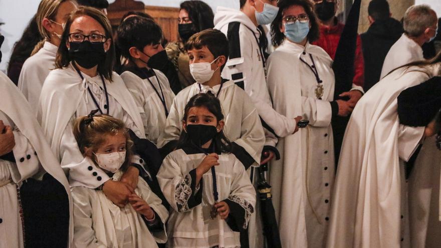 Los tres estilos de carga en la Semana Santa de Cáceres - El Periódico  Extremadura