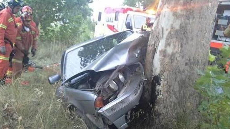 Un conductor fallece al salirse su coche de la calzada en Utiel y chocar con un árbol