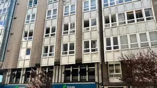 Extinguido un incendio en un edificio del centro de A Coruña que obligó a trasladar a dos personas y atender a otras dos