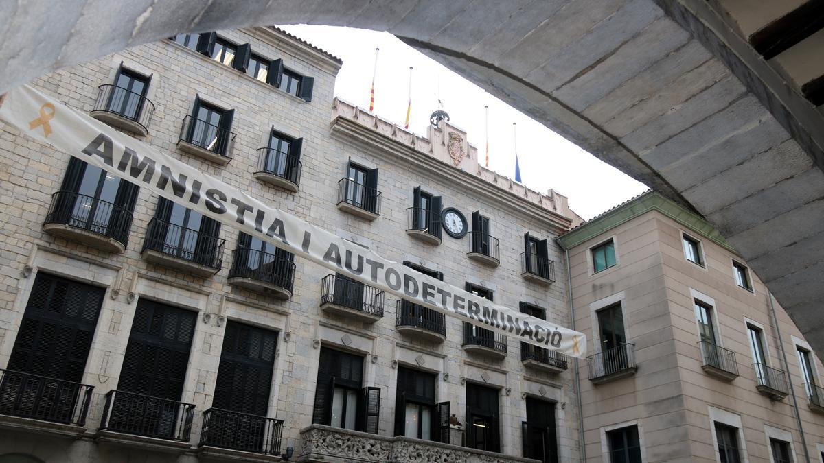 La façana de l'Ajuntament de Girona vista des de sota les voltes de la plaça del Vi