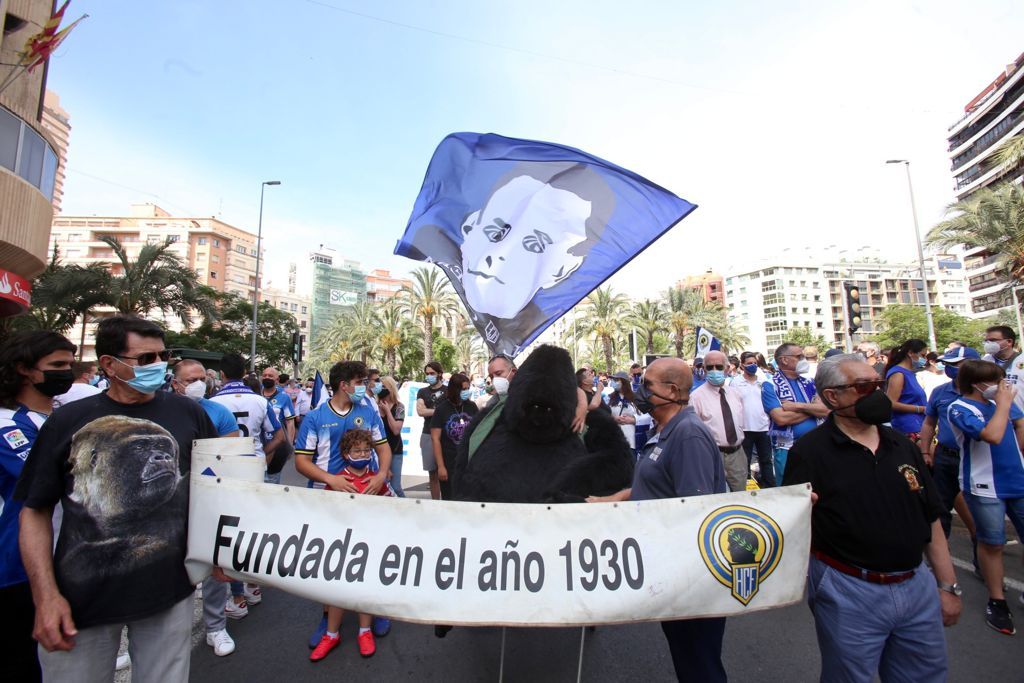 La afición del Hércules protesta por la mala situación del club