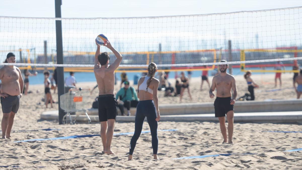 Las altas temperaturas de este sábado llenaron las playas urbanas de Valencia.