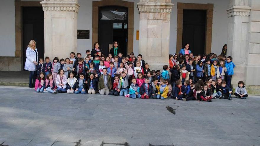 Niños y profesoras con la concejala de Educación, ayer, en el Consistorio.