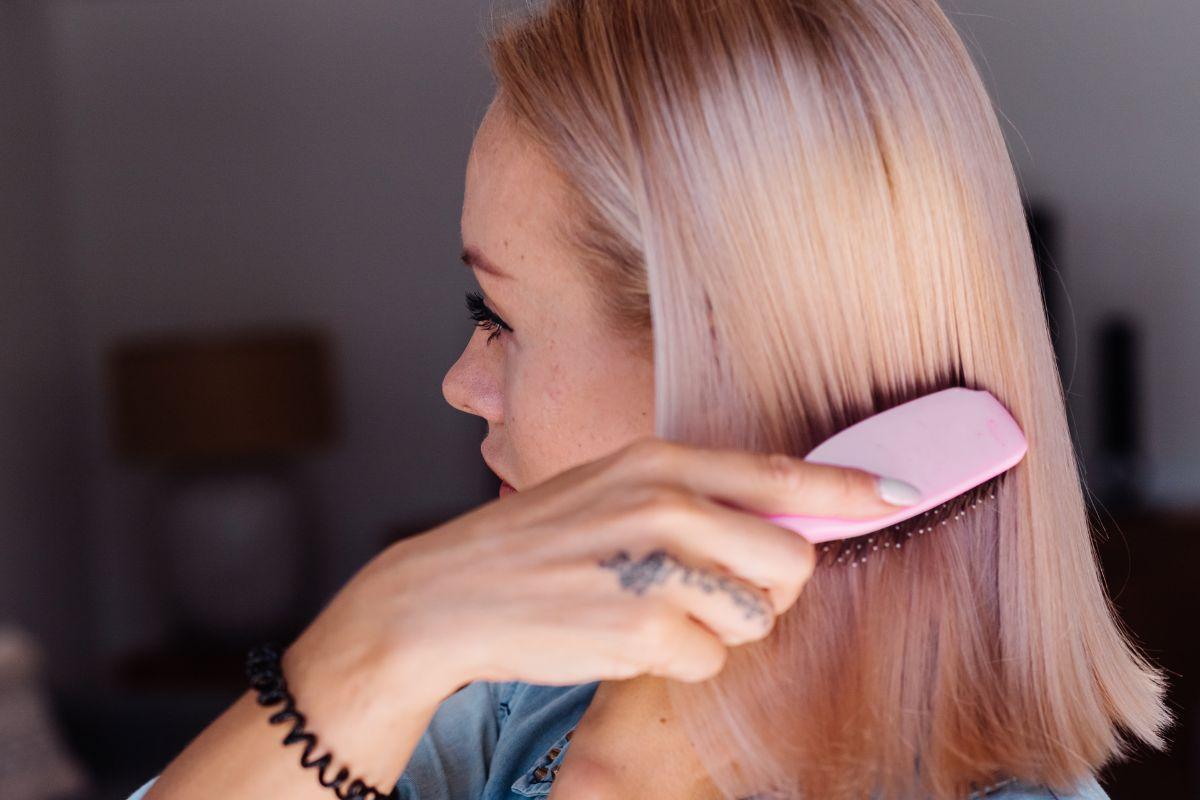 Este es el sérum que consiguió que mi melena rubia teñida luzca sana, brillante y libre de frizz