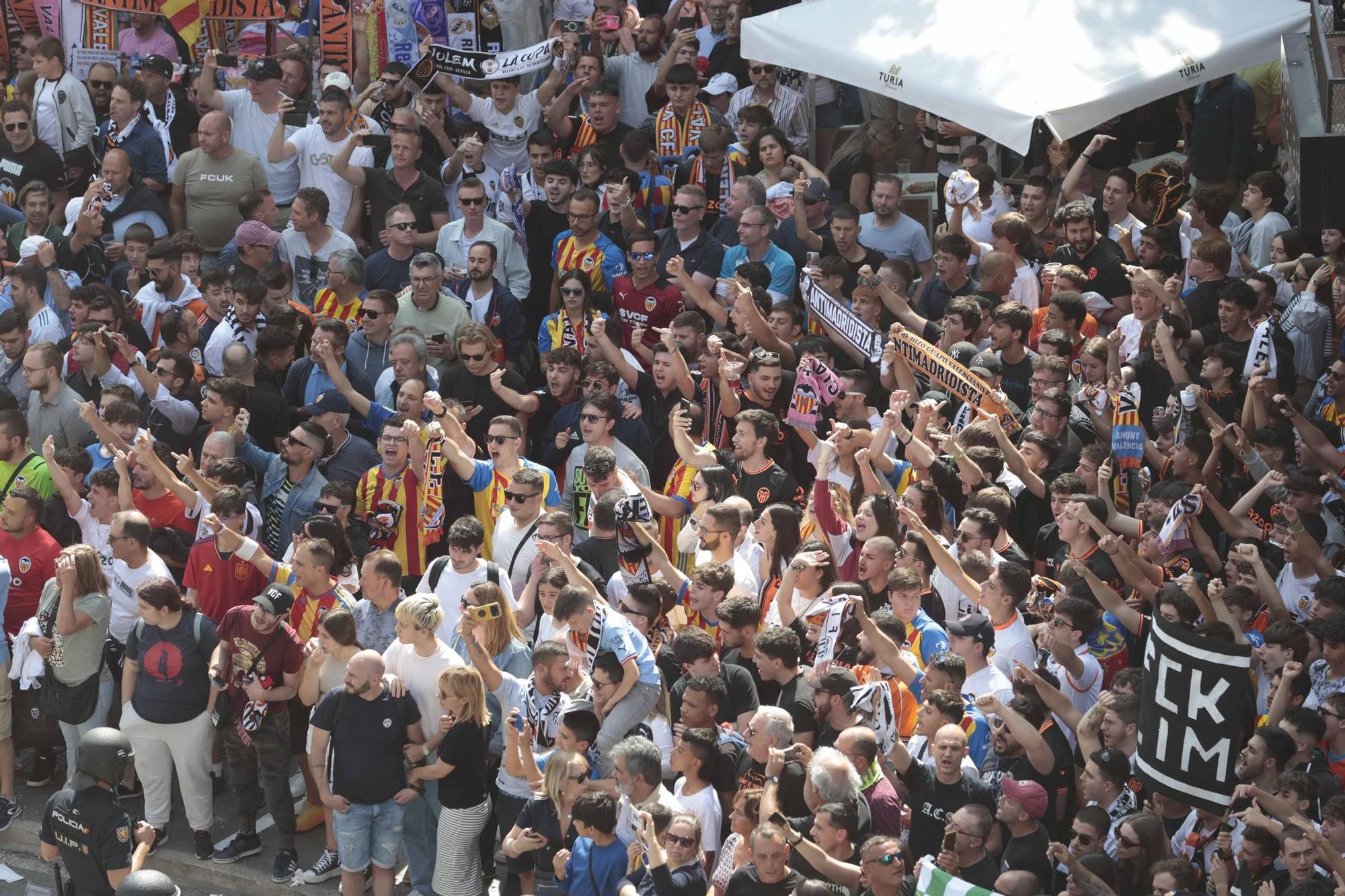 Ambientazo en la llegada de los equipos