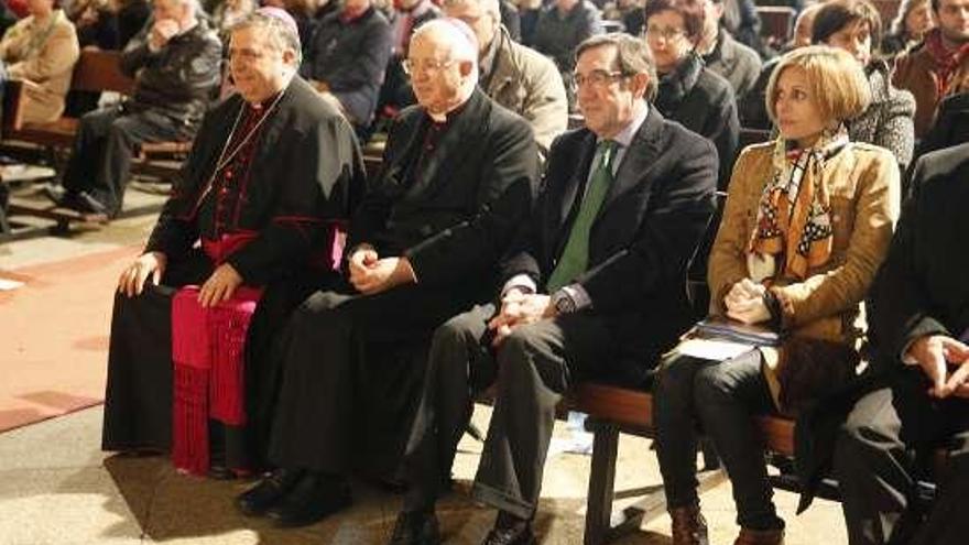 Fray Rodríguez Carballo, el arzobispo Julián Barrio, el alcalde Ángel Currás y Nava Castro, ayer en la catedral.  // Óscar Corral